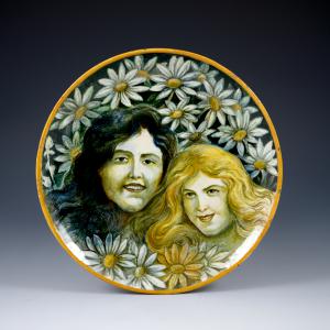 Piatto con volti femminili e margherite